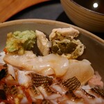 キッチン トット - ホッキ貝にも旨味を感じ
      ハタも白身の淡泊な旨味があるよねえ～
      これ、高級寿司店の寿司ネタで出てきたら
      一体幾らになるのだろうか❔
      
      それで考えたら凄いコスパに思えてきた。