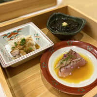 のどぐろ割烹 一心 別邸 - 【先付】のどぐろ入り先付け三品
                    (のどぐろ炙り 黄身醤油かけ、よだれ鶏、もずく酢)