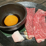 Uesugi - 焼きしゃぶの焼きすき　卵と一緒にタレが入っていますので、かき混ぜます！程よくお肉に火が入ったらくぐらせる。やばー。おいしすぎる…。