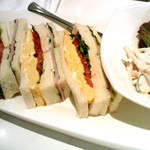 グラン カフェ - 玉子焼とハムのミックスサンド1000円