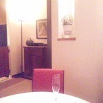 シェムラブルリス - 壁際のサーヴ用皿の棚