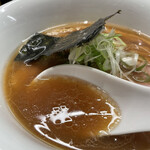 Medaka dou - やや濁りのあるスープにはたっぷりの香味油。醤油のキレよりも麹の風味が先行するまろやかな仕上がり。