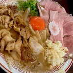 元祖 肉玉そば 越智 - 元祖肉玉そば+にんにく多め+豚肩ロース吊るし焼