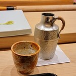 鮨 おおが - 冷酒は半合、錫の酒器と志野グイノミで