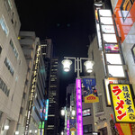 バー アップトゥーユー - R5.6  旧青梅街道　西新宿商工会の街灯照明が鮮やか