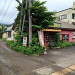 サッポロ珈琲館 - コチラは出口側「鉄工団地通り」に合流となります。なのでアプローチからコチラまで一方通行の流れ。砂利道の左手は道警琴似庁舎。平屋の建物は「焙煎豆の専売所」ですので『本店』ではありません。誤解なきよう。