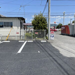 らーめん芝浜 - お店裏側の駐車場は5台分