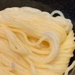 らーめん芝浜 - 白身を帯びたみずみずしい麺