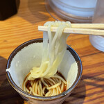 らーめん芝浜 - 先端をちょこっとだけ浸して頂きます。