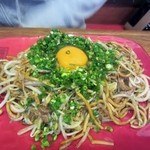 バソキ屋 - 妻の注文したネギ玉焼きそば、茶色い焼きそばの上にトッピングされた緑のネギと黄色い玉子のコントラストはまさに芸術的ですね。
      