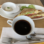 Cafe & Dining FERMATA - 浅間小町・サラミ・野菜のホットサンド