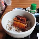利喜庵 - ミニうな丼は、1.5切れ。