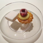 ライラ - 小菓子：白桃のギモーブ タルトレット・フランボワーズ