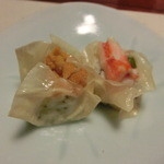 はせ川 - はせ川自慢の湯葉シューマイ（ウニとカニ）