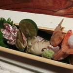 はせ川 - 造り（サンマ、アワビ、タイ、エビ）・・・エビの上半身は、焼いてカリカリに仕上げ食感の違いが楽しめる(*´∀｀)