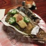 はせ川 - 岩牡蠣・・・真ん中に切り込みが入っており、食べやすくなっています(´∀｀)