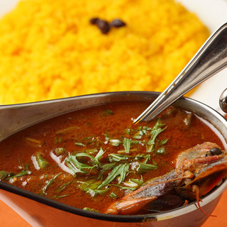 インドの数十種類のスパイスを駆使した本格カレーをご賞味あれ！