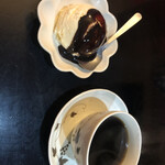 キッチン あずま - バニラアイス（チョコソースがけ）＆トラジャコーヒー