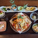 はなびより - ９種類の緑黄色野菜と鶏唐揚げのサラダ仕立て