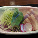 旅館 くらしき - 8月葉月の献立（御替り鉢）マグレ鴨藁香り添え野菜一式