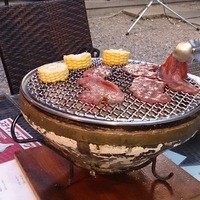 飛騨牛グリルばくろ - 牛タン焼いています