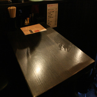 Chommage shokudou ramenbu - ラーメン店ですが、ちゃんとテーブル席もございます！一品メニューもご用意しております。