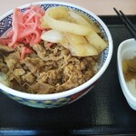 Yoshinoya - 牛丼紅しょうが、玉葱乗せ。