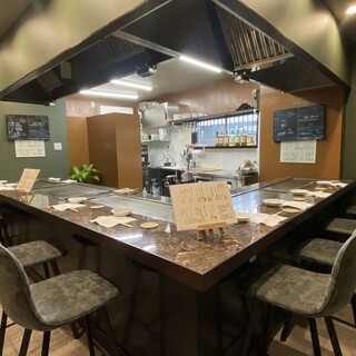 落ち着いた空間に臨場感抜群のカウンター席を完備◆貸切利用可◎