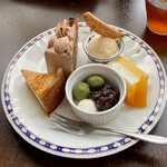 バルバルキッチンアメリ - ケーキ食べ比べフェア(¥1,400〜) ケーキ群
      1ドリンク付き
      全体に甘さ控えめで上品な味。どれも甲乙つけ難い美味！