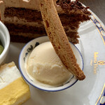 バルバルキッチンアメリ - おまけのアイスクリーム
      アイスクリームは市販の物だが、クッキングは自家製。