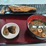 四日市ヒモノ食堂 - 味噌汁とナスの漬け物