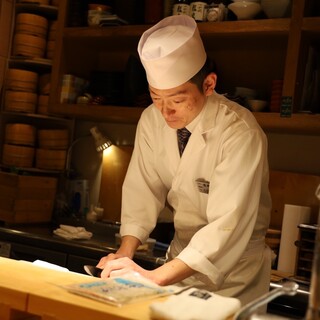 活気のある、粋でエキサイティングなカウンターで一杯！！