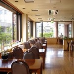 うらわのうなぎ 萬店 - １階テーブル席　広々とした店内でごゆっくりお食事をお楽しみいただけます。