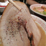 肉玉そば おとど - モヤシ山の頂に横たわる、このお肉が雲龍なの(笑)？
