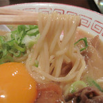 肉玉そば おとど - こんなスープには少々力強い中太麺がよく合います。
