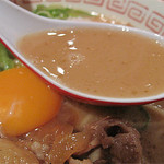 肉玉そば おとど - 牛豚鶏を長時間煮込んだラーメン業界初の『三獣スープ』だそうです。豚肉の甘辛い味が溶け出て、更に甘濃いカンジです。
