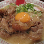 肉玉そば おとど - 肉玉そば。単品700円ですが、無料で小ご飯が付けられます。
甘辛く煮た豚バラスライス。
コレだけで白ご飯が進みそう！
