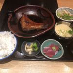 おいしい寿司と活魚料理 魚の飯 - 金目鯛煮付定食