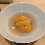 すし 良月 - 鮑の出汁にウニを浮かべたいちご煮風料理