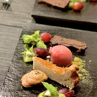 TEPPAN GRILL Grillia - デザート
                    チョコレートテリーヌ
                    ブラッドオレンジのソルベ
                    リコッタチーズとアーモンドのケーキ
                    アールグレイのフィナンシェ