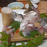活海酒 - 鯖のお刺し身。部位によって塩、ワサビ醤油、胡麻ダレで。