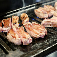 老舗精肉店直送 千種焼肉 飛騨牛の奴隷 千種店 - 特選厚切りタン塩