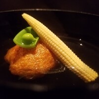 和食しんくろ - 海老の揚げしんじょうのお椀
                    　ヤングコーン、スナップえんどう