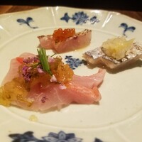 和食しんくろ - 静岡県産の金目鯛湯引き、土佐酢生のりジュレ、千葉県竹岡太刀魚炙り、特製レモンだれ
                    あと、今回は特別仕入れができたため、ノドグロも
                    
