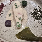 LURRA° - ひらめ、燻製ソースと海藻タプナード