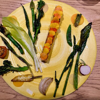 LURRA° - 白アスパラガス、サフランの黄身酢とゴールデンタヒニ