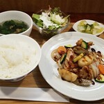 キッチン ブルー グローブ - 鶏肉と根葉のバルサミコ炒め