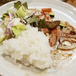 キッチン ブルー グローブ - 残りのご飯も乗せて、サラダも追加、ワンプレートにします