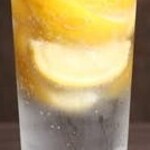 Gokuuma Shinsen Yakiniku Sakaya Enen - 凍ったレモンを使用している本気のレモン酎ハイ