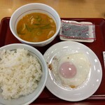 Nakau - 目玉焼き京風豚汁セット 390円(税込)(2023年6月7日撮影)